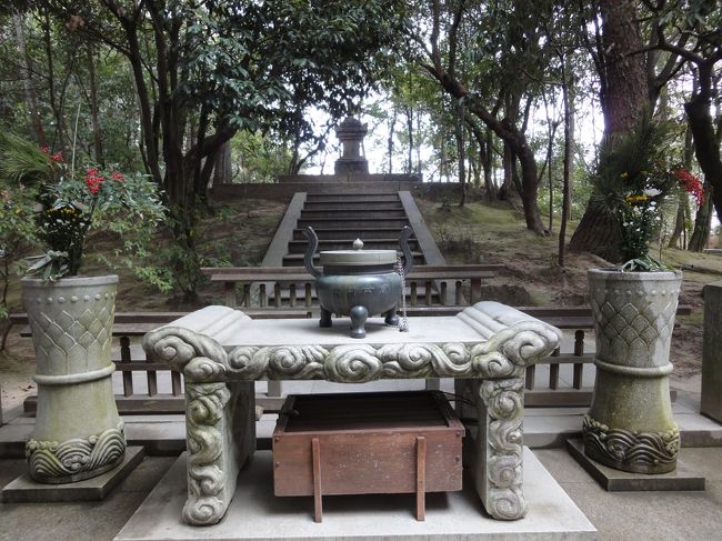 鑑真和尚のお墓です。<br /><br />kuritchiさんは、ここで写真を撮ると、カメラが壊れちゃったりするそうです(>_<)<br />怖い〜