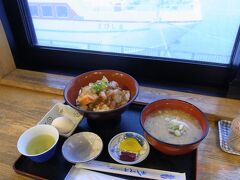 8:30朝食
さかた海鮮市場の2階「海鮮どんやとびしま」で”づけ丼”をいただきました。他にも刺身定食や蟹丼、いくら丼など色々あります。
安くて美味しいです。

バスの時間が迫っているので、
徒歩10分程、急ぎ足で、山居倉庫へ向かいます。