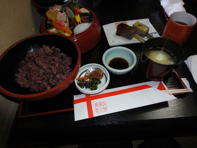 もうひとつあけて・・・<br /><br />このごはんは、お赤飯ではなく、古代米だそうです。<br />素朴で、おいしかったです(^_^)v