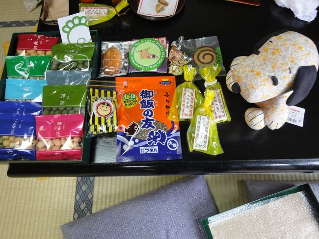 皆さんにいただいたおみやげ♪<br />おいしそうな物ばかりヽ(^o^)丿<br /><br />あ、また丸くなっちゃう！！！<br /><br />私は、近所のおいし〜いケーキやさんのマドレーヌorフィナンシェを持っていきました♪