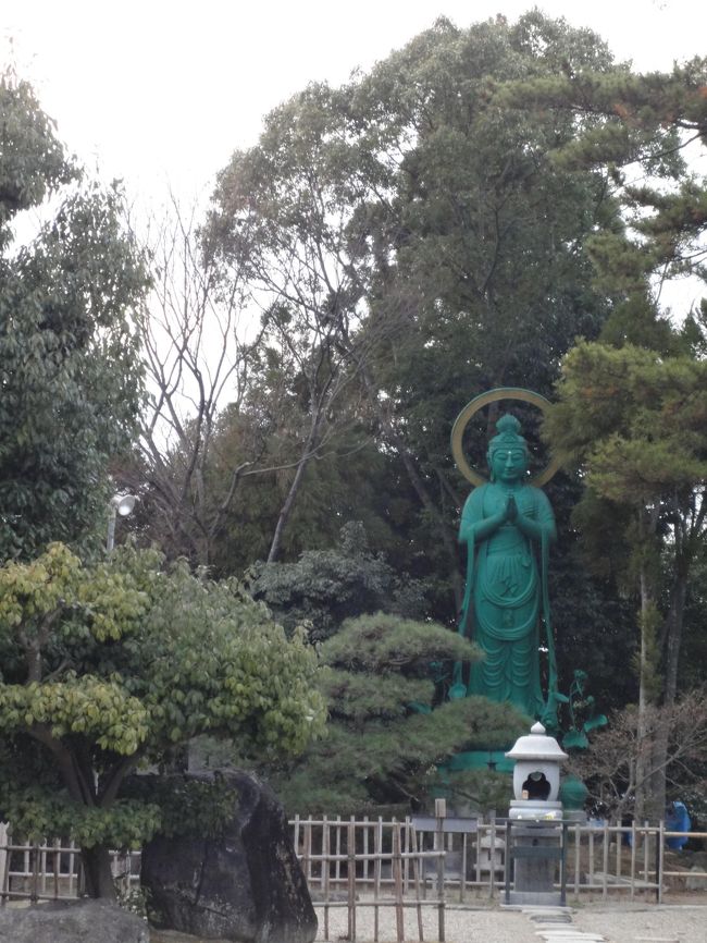 ん？　なんだ、あの不気味な緑色の像は？<br /><br />王子さんに聞いたところ、新しい像らしいです。<br />それにしても、閻魔様の像じゃないんだから・・・(^_^;)<br /><br />あ、不気味なんて言ってごめんなさい、仏様！