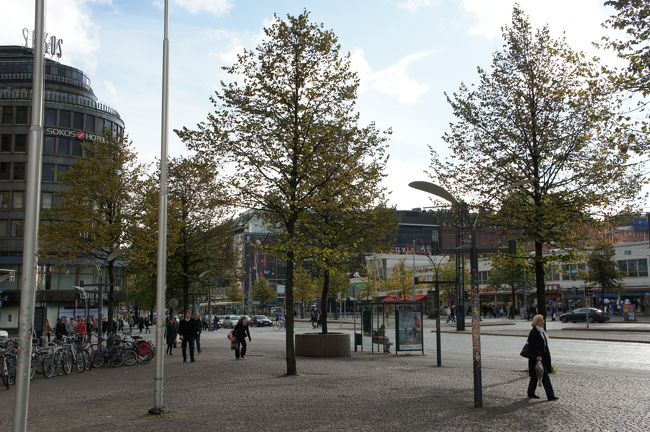 夕方で渋滞もあり、約40分でヘルシンキ中央駅に到着。<br />街中の街路樹が黄葉していてとても綺麗。
