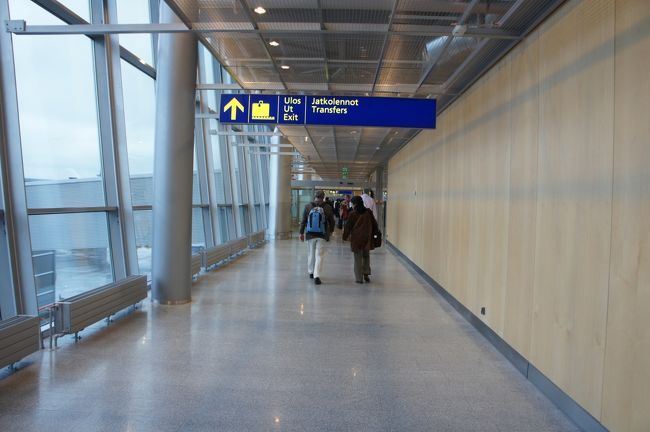 ほとんどの乗客は、トランジットでEU諸国へ。<br />フィンランド入国はホント数えるほどで、パスポートコントロールもスムーズに通過。<br />