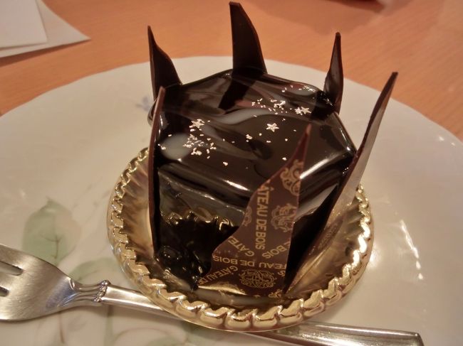 　　　ラ ギャラクシー　660円<br />　　<br />　このこはドイツの世界大会で<br />　味覚審査１位で　特別賞を受賞したこです<br /><br />　残念ながら、私がケーキを選びに行ったときは<br />　本日完売しました！の札が・・・(/_;)<br /><br />　どーしても味わいたかったシッポは。。。<br />　唯一こちらを選べれていたJOECOOLさんに　<br />　少しお裾分けをしていただきました♪<br /><br />　　めちゃめちゃ美味しかったです<br />　　大人のケーキでした（ビター）<br /><br />　　