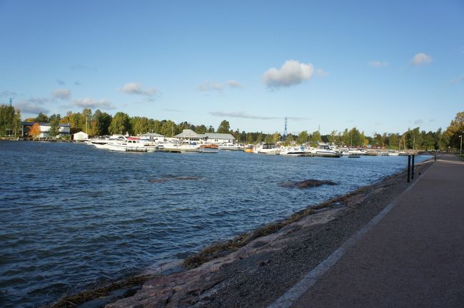 シベリウス公園は海沿いにあり、近くにはヨットハーバーが。<br />海沿いのコースでジョギングを楽しむ地元の方々も。