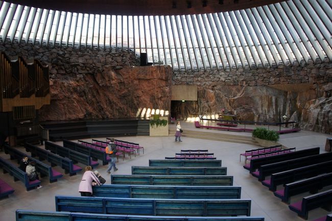 中に入ると教会?という感じで不思議な空間。