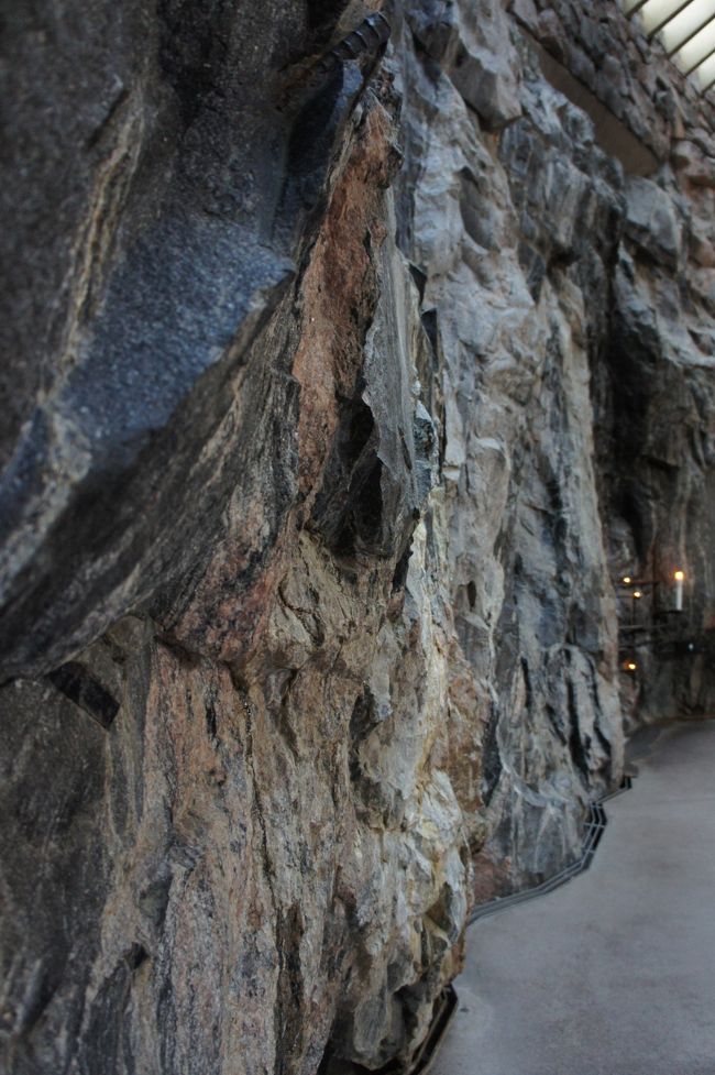 削りだした岩肌がむき出しの壁。