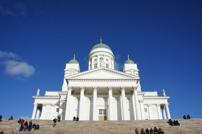 天気が良かったので港方面へ。<br />碧い空に白壁が映えるヘルシンキ大聖堂。<br />外観は絵になりますが、ヨーロッパ諸国の大聖堂と比べるとかなり質素?な造り。