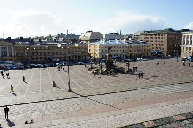 ヘルシンキ大聖堂から望む元老院広場。<br />