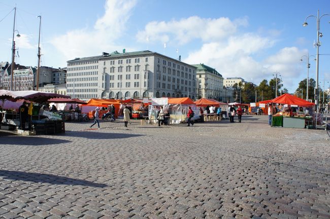 マーケット広場。<br />観光客や地元の方々で凄いヒト!