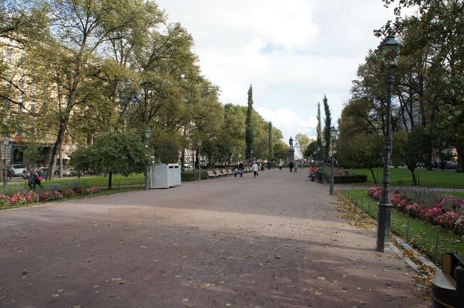 案外物静かなエスプラナーディ通り。