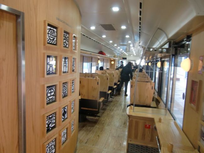 中をちょっと覗いたら木目を多用したステキな電車でした。