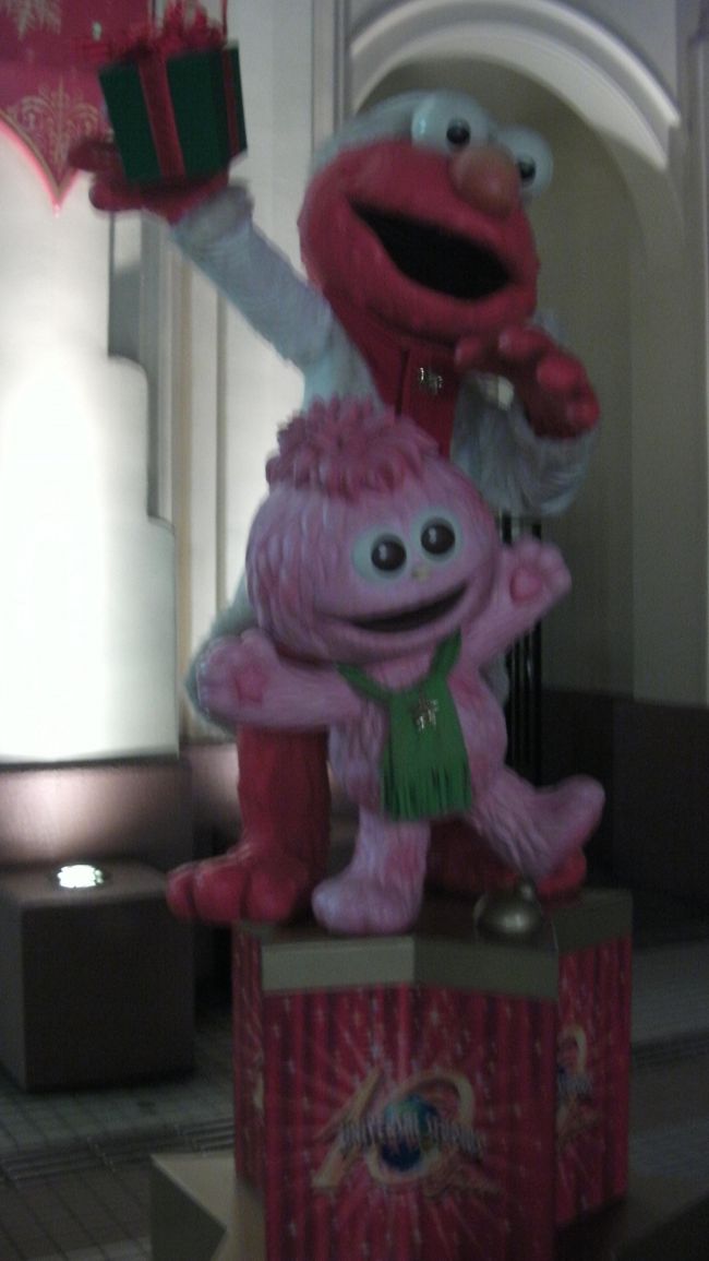 反対側のイーストゲートではエルモと新キャラクターのモッピーが出迎えてくれます。