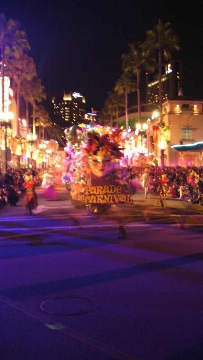 カウントダウンパレードが始まりました。ちなみにこのフロートはハロウィンパレードで見たことがあるような・・・