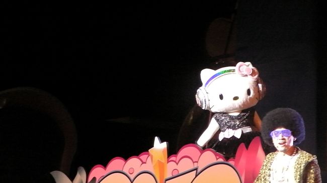 深夜１時４５分。ＤＪキティのライブが始まりました。ＤＪキティが登場した時、会場の至る所から「カワイイ〜」の嵐が・・・