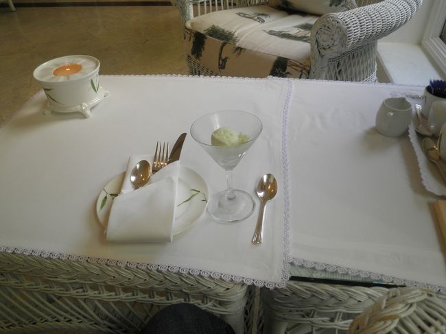 (語学力がないため)英語が分からず、注文にやや手こずりましたが、タイ式のアフタヌーンティーであるオリエンタルセットを注文しました。まづは、アイスクリームです。爽やかな柑橘系の味でした。乾いたお口に、ちょうどいい甘さが好く合います。おいしい。