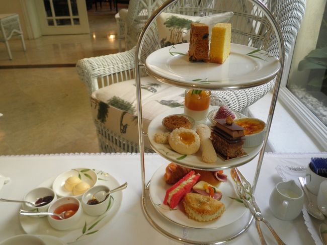 ２段目は、様々なケーキやパイなどペストリーです。３段目は、サンドイッチなど。食べきれないほどあります。ティーがなくなったのでお代わりを頼むと、快くもって来てくれました。多くの味が楽しめ、本当においしく、堪能しました。パーフェクト。値段は、サービス料金や税も含め１５００Ｂ弱(約３７５０円)でした。写真には、ありませんが中２階でギターの演奏がありました。そして、半分が日本人かな？