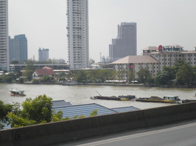 駅からの眺めです。流れている川は、チャオプラヤー川です。まだまだ、洪水の影響か？水位は高かったです。