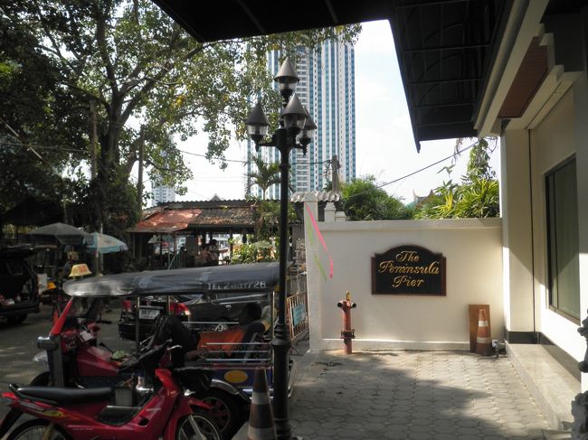 ペニンシュラに行くには、川を渡らないといけません。ペニンシュラピエールの中をとおります。