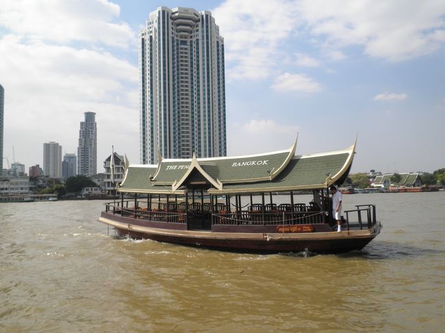 この豪華な船でホテルまで、送迎(輸送)してくれます。