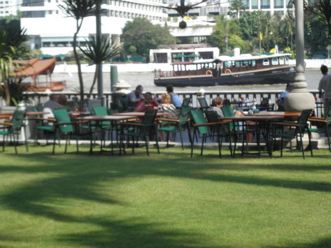 このホテルは、広々としていて、気持ちいい。この開放感が最高。奥に写るのは、チャオプラヤー川です。