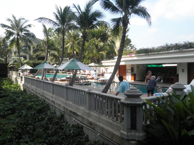 プールです。やはり、西洋人の多い。プールと緑の芝生と川の調和が、絶妙ですばらしい。これが、人気の秘訣でしょうか？