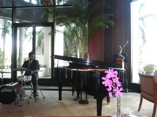 ピアノなど、ジャズの演奏でした。最高です。