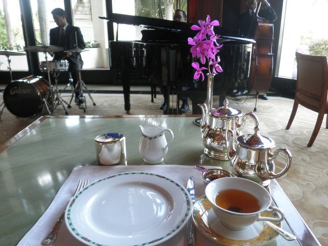ペニンシュラセットを注文しました。まずは、ティーです。テーブルの蘭もいいですね。
