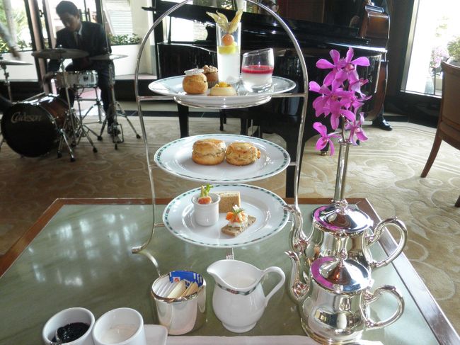 マンダリンよりはやや少な目ですが、十分な量だと思います。スコーン、ケーキ、サンドイッチなど一つ一つの味がしっかりしていて、これもおいしい。備え付けのクリームのほのかな甘さが、相性抜群。これも、パーフェクト！！料金は、サービス料や税も含め約１１００Ｂ（約２７５０円です）。