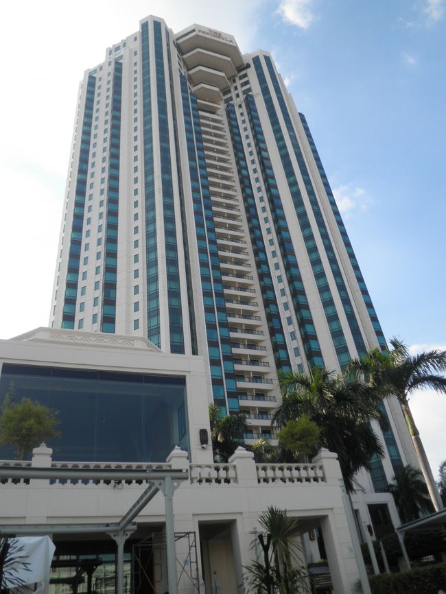 少し、お土産を買い、帰宅です。これがパニンシュラホテル。