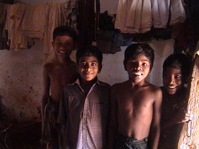 2001年、南インド ナンビアン村の少年