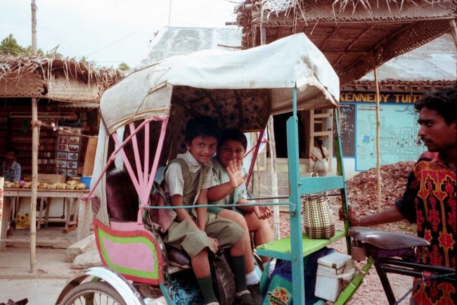 2001年、南インド チダムパラムの小学生はリキシャに乗って通学