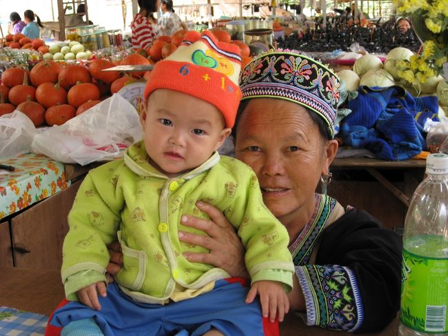 2008年、　タイ チェンマイの市場で<br />少数民族のおばあちゃんと果物を売っています。