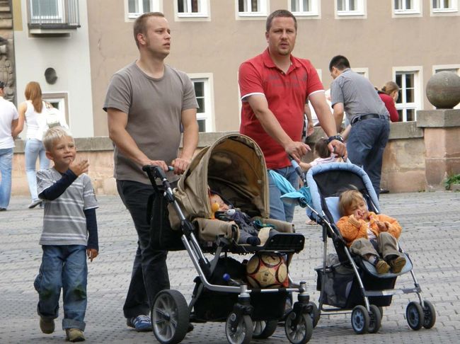 2008年　ドイツ ニュルンベルグ　ヨーロッパの北部はお父さんが子守をしているのを多く見かけました。