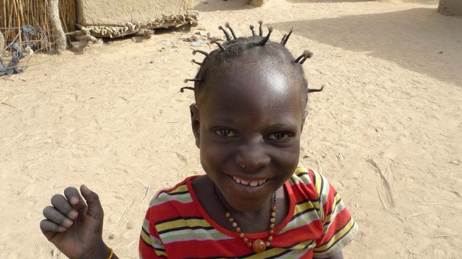 2010年、マリ　縮れた髪を三つ網にしておしゃれしています。