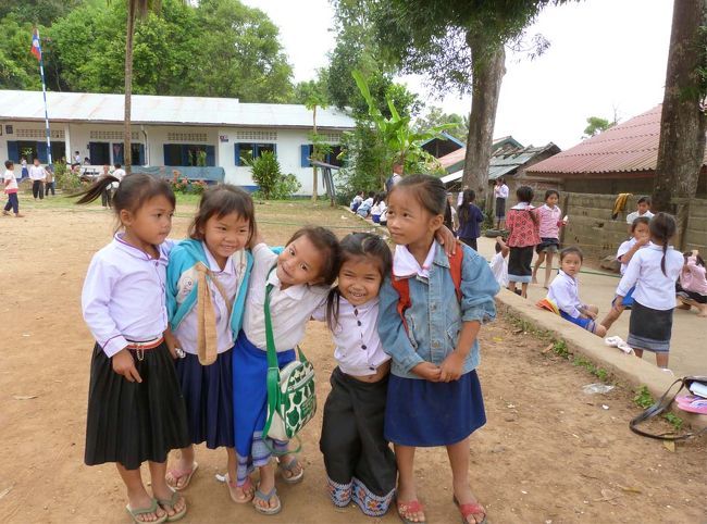2011年、中部ラオス シエンメーン村のなかよし小学生
