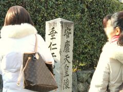 

いいねぇ〜　いいねぇ〜


この感じ…　いいねぇ〜



道標を通り過ぎ…



「垂仁天皇陵」を目指します。。。