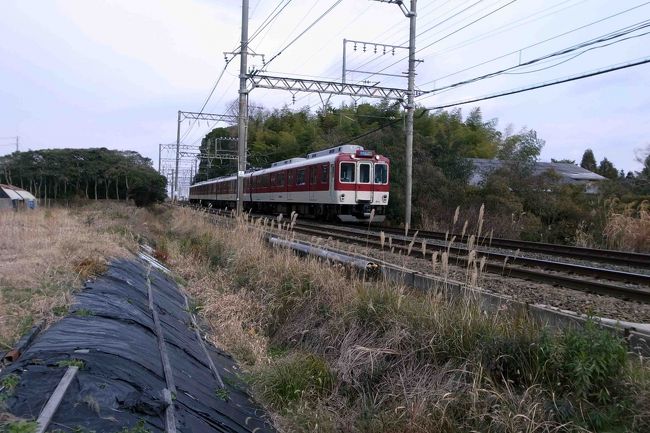 近鉄の線路を越えると、唐招提寺はすぐそこ。<br />と、ここで踏切の遮断機が下りてきました。いっせいにカメラを構えて電車を待ち構える皆さん。つられて私も、なんちゃって撮り鉄してみました。