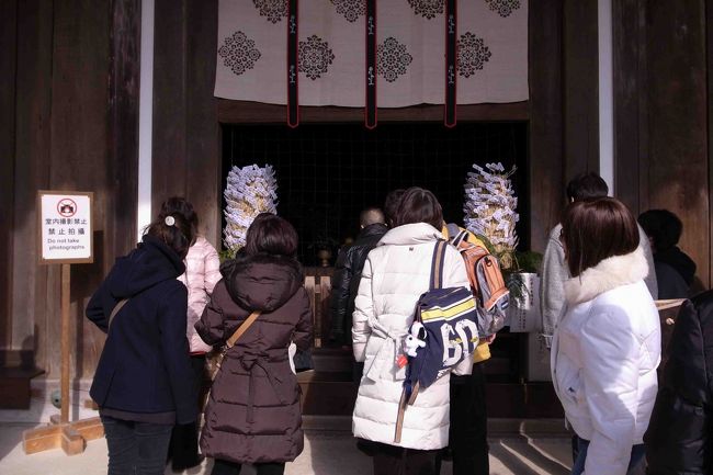 千手観音像におまいりしている皆さん。<br />こちらの千手観音像は、世間に数ある千手観音像の中でもいちばんすごいです。なにしろ本当に千本の手があるのですから。現在は数十本が失われているものの、それでもすごい。普通は省略して４２本なのですから。<br /><br />あ、像の前に何か白いものが置いてあります！