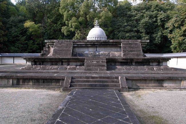 境内の西側にある戒壇です。<br />ここは僧に戒律を授ける神聖な場所。鑑真和上ゆかりのお寺ならではの場所だといえます。