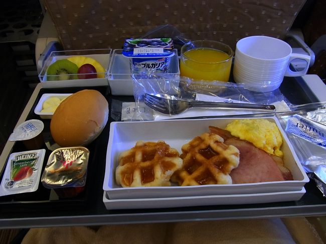 一回目の機内食。<br /><br />私はワッフルをチョイス。