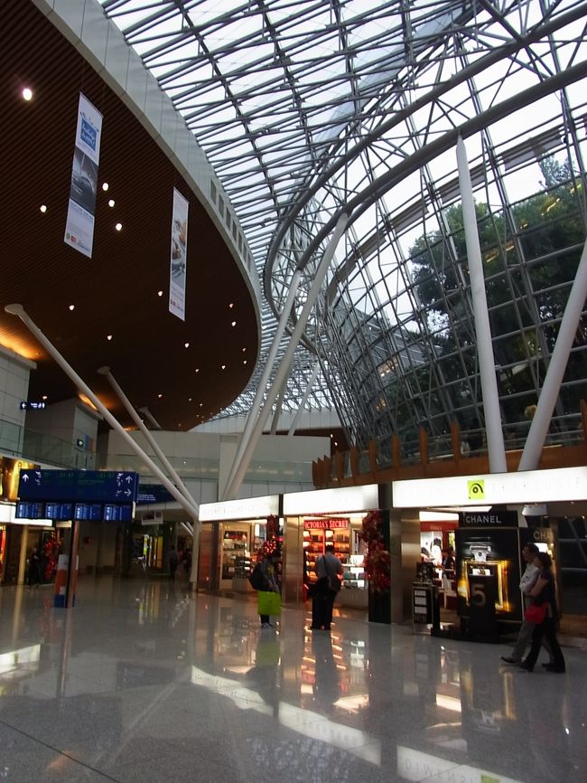 シンガポールからは約1時間でクアラルンプール空港に到着。