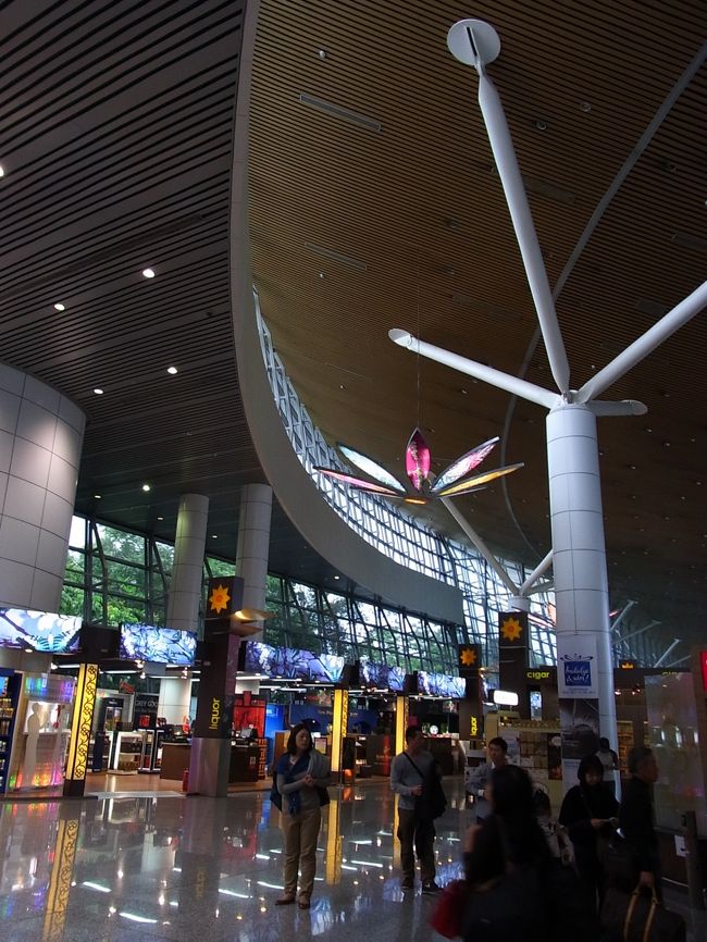 こちらも綺麗な空港ね。<br /><br />それにしてもイミグレに時間がかかりすぎ！！！！びっくりした。混んでるのに窓口が少な過ぎ(T ^ T)<br /><br />そういや入国カードを記入しなかったな？って気になってたのだけど、結局そのまま指紋検査で入国。<br /><br />スーツケースをピックアップしにターミナルに行った時には、時間がかかり過ぎてたせいか、私のスーツケースと数個がポツンと端っこに残っていた--;