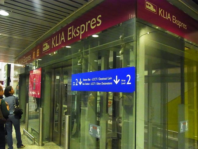 案内に従って下階に下りる。