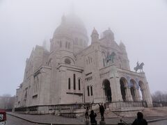 朝霧の中現れたサクレクール寺院