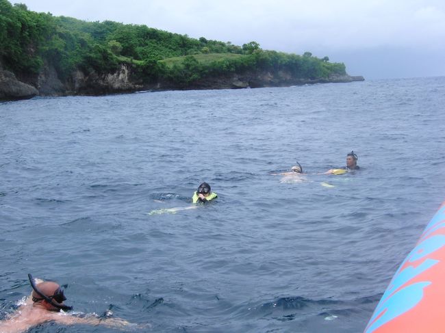 結構泳いでいると、<br /><br />案の定酔ってきましたので、<br /><br />終了しました。<br /><br /><br />船上では酔わないのに、<br /><br />いつも波に浮くと、酔います；