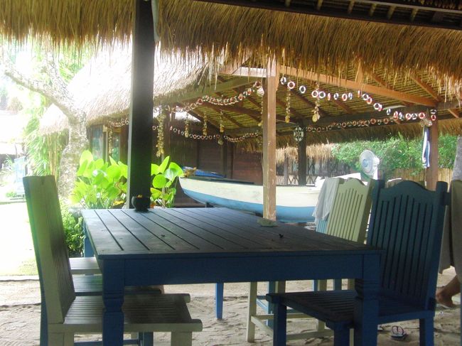 その後、二本目のシュノ―ケリングの合間に、<br /><br />レンボンガン島のビーチクラブに滞在。<br /><br /><br />そこで、食事やプール、<br /><br />バナナボートなんかのマリンアクティビティーをやったり、<br /><br />カフェでまったりしたんだけれど、<br /><br /><br />これも写真がほとんどないっていう・・・<br /><br />カメラ返せ〜〜泣；！