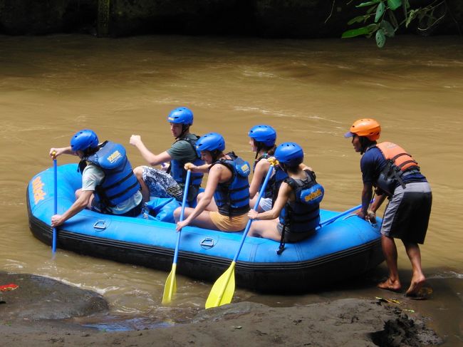 <br />　行くぞ〜〜〜〜<br /><br /><br />　バリは日本人の観光客が多いことで有名なのに、<br /><br />　なぜだか、自分たち以外、日本人不在。<br /><br />　それが良かった☆<br /><br />　　<br />　乗ってみたら、京都より、<br /><br />　全然激しい！＆長い＆楽しかったっ。