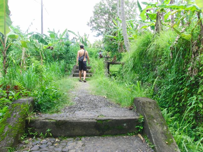 <br />　食事をしたあとは、<br /><br />　坂を登ります。<br /><br />　<br />　実は、ラフティングの開始場、<br />　<br />　川に向かう時、ありえないぐらい、<br /><br />　山道の階段を下りました。<br /><br /><br />　思ったとおり、<br /><br />　帰りはそれを登るのですね。
