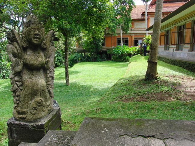 <br />　ウブドを観光します。<br /><br /><br />　ここは、ネカ美術館。<br /><br />　静かな場所です。<br /><br /><br />　結構楽しかったです☆